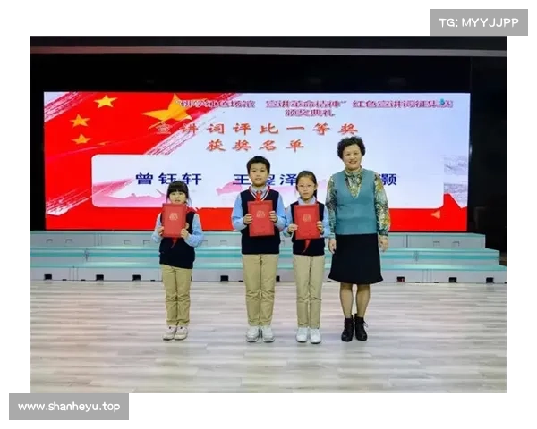 俄罗斯冠军阿图尔百色起义纪念馆之行向革命雕塑行搏击礼展现敬意 俄罗斯冠军阿图尔百色起义纪念馆之行向革命雕塑行搏击礼展现敬意